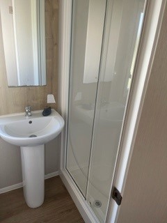 https://thefamilyparksgroup.co.uk/wp-content/uploads/2023/09/Bathroom-showerSink.jpg