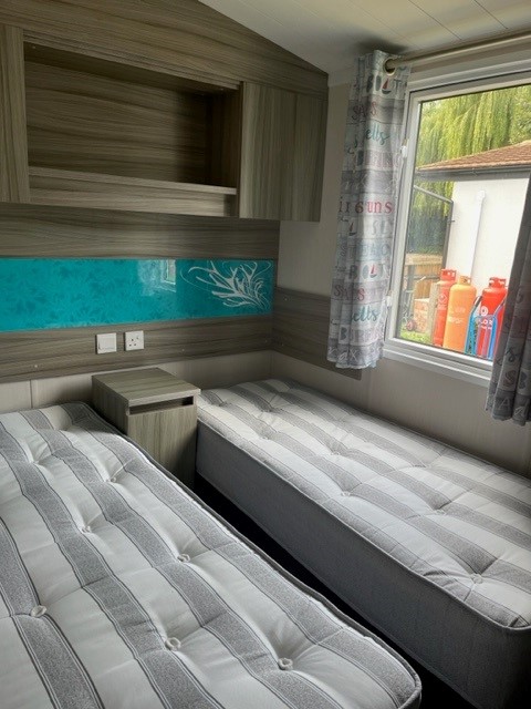 https://thefamilyparksgroup.co.uk/wp-content/uploads/2023/09/Twin-bed-1.jpg